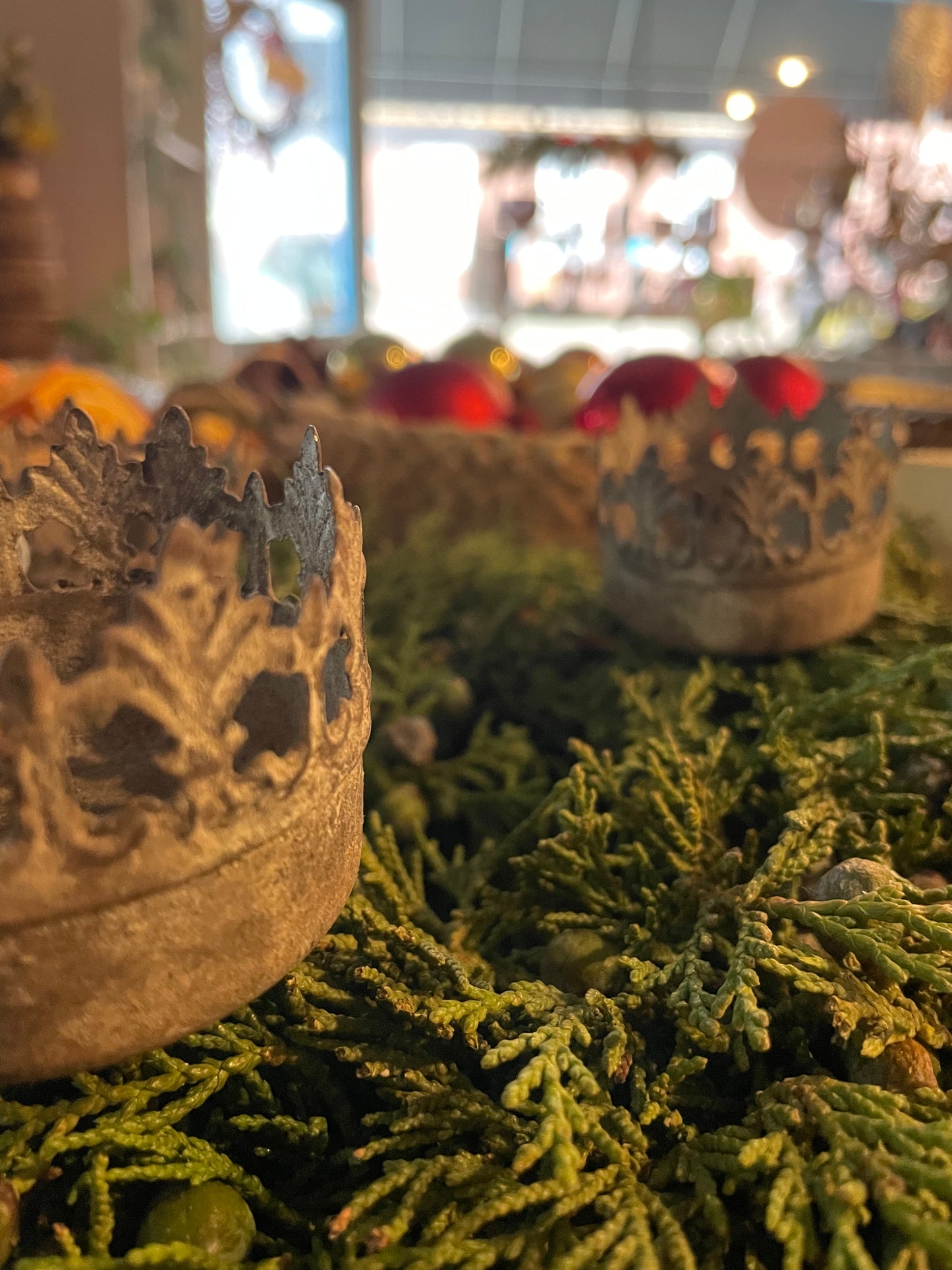Crown tea light holder